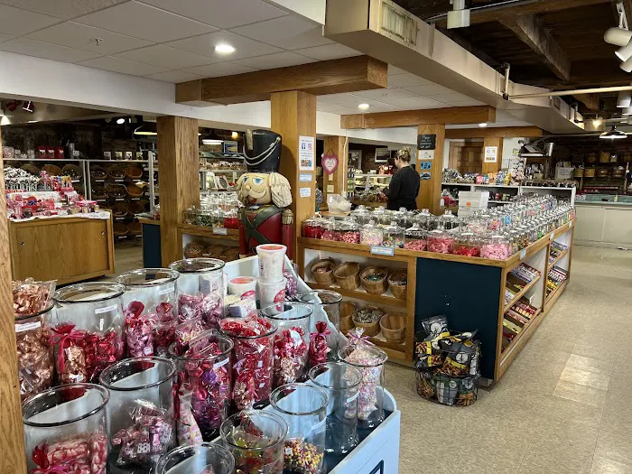 Lee's Candy Kitchen Picture 8