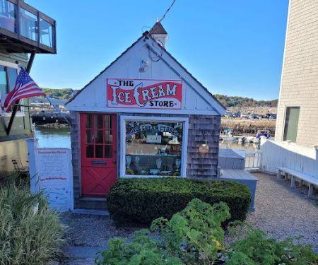 Bearskin Neck Country Store