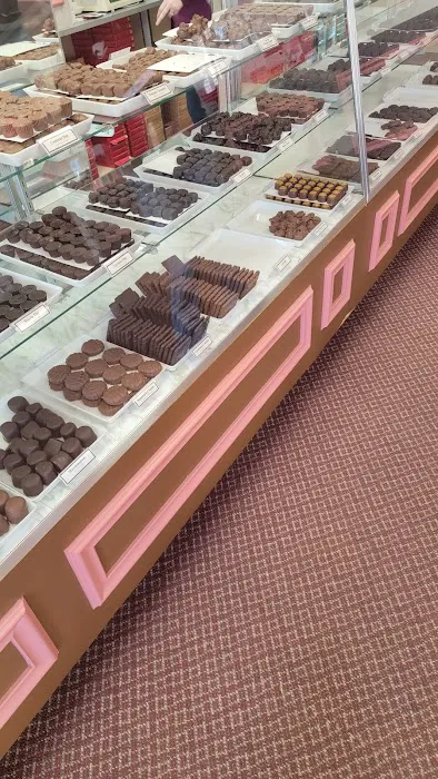 Anthony-Thomas Candy Shoppe Picture 7