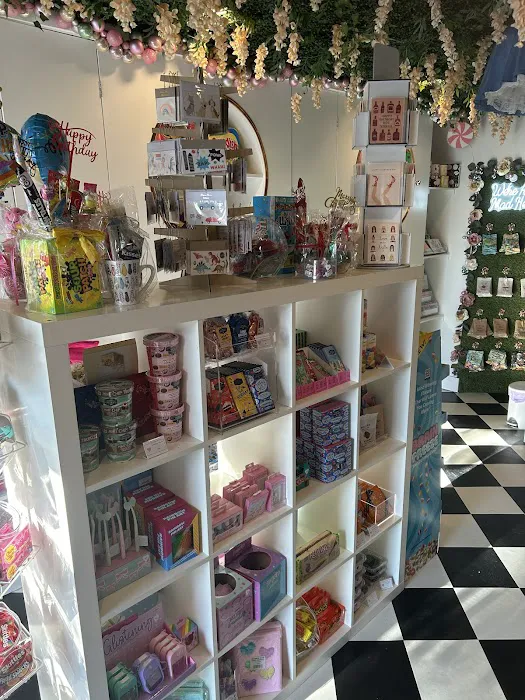 TweedleTee's Candies & Curiosities Picture 2