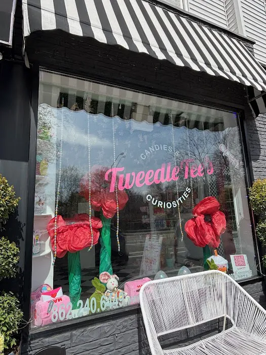 TweedleTee's Candies & Curiosities Picture 4
