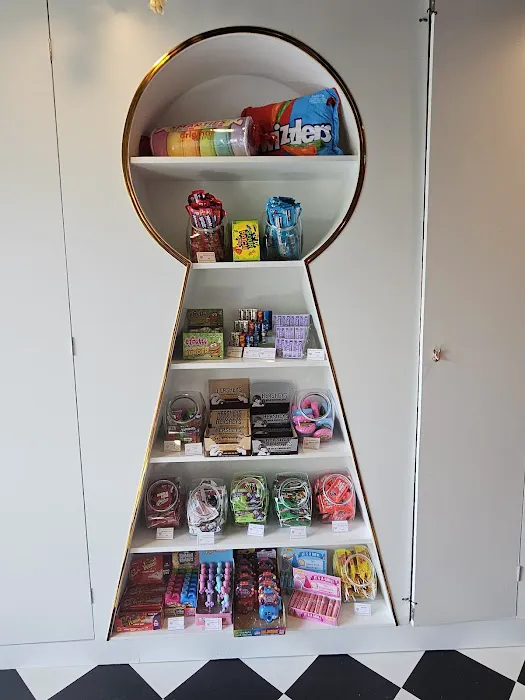TweedleTee's Candies & Curiosities Picture 5