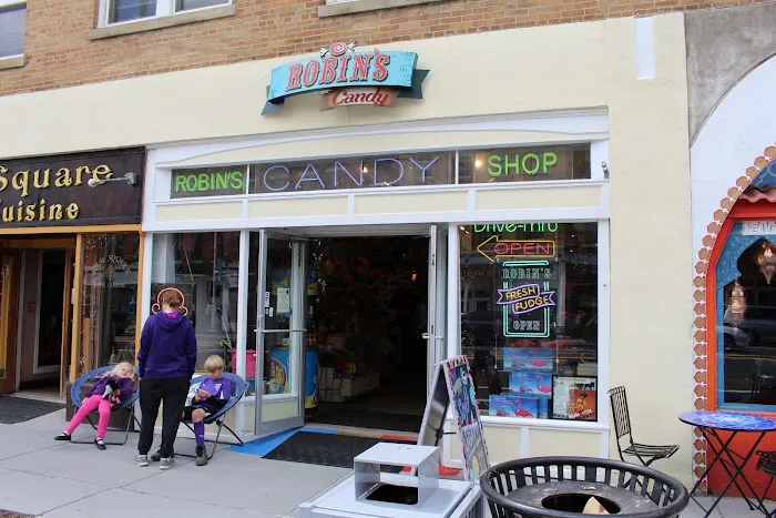 Robin's Candy Shop Picture 3