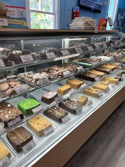 Zeno's Boardwalk Sweet Shop Picture 4