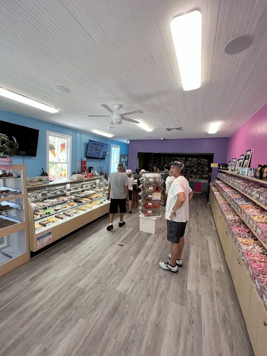 Zeno's Boardwalk Sweet Shop Picture 7