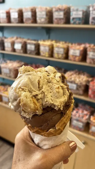 Zeno's Boardwalk Sweet Shop Picture 6