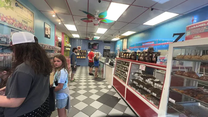Zeno's Boardwalk Sweet Shop Picture 8
