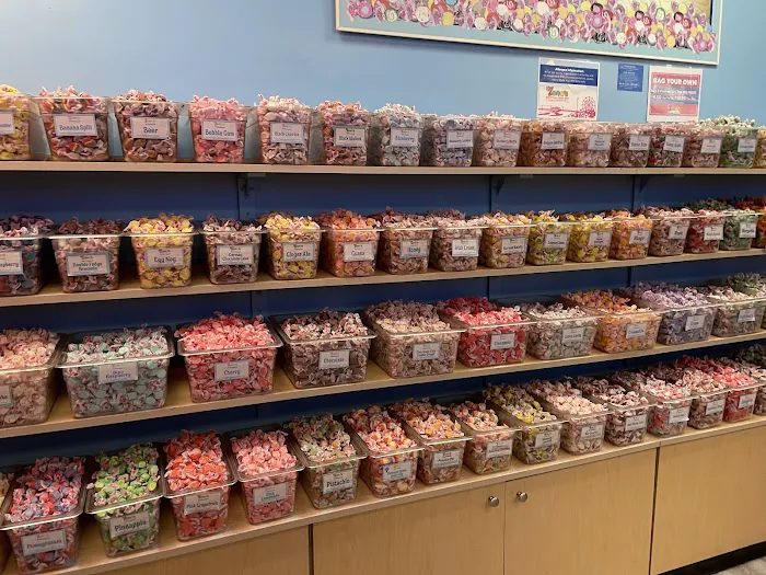 Zeno's Boardwalk Sweet Shop Picture 4