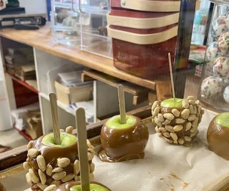 Candy Store At Schooner's Wharf