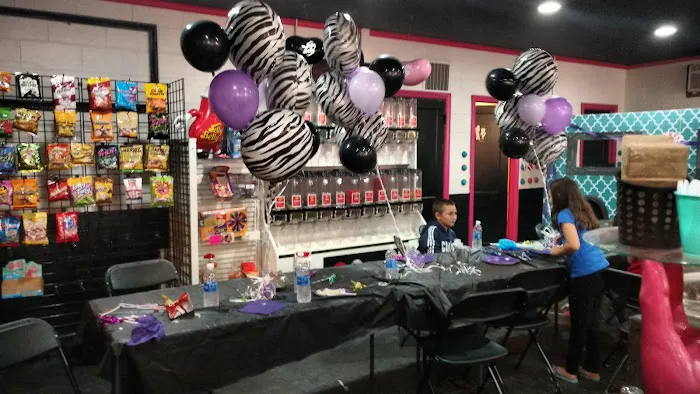 Pucker Up Candy Shoppe Picture 5