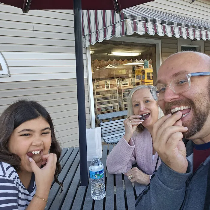 Laura's Candy & Nuts Picture 5