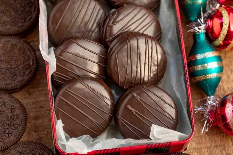 How to Make Chocolate-Covered Oreos for Holiday Gifts