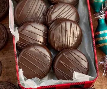 How to Make Chocolate-Covered Oreos for Holiday Gifts