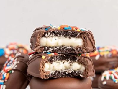 How to Make Chocolate-Covered Oreos for Parties