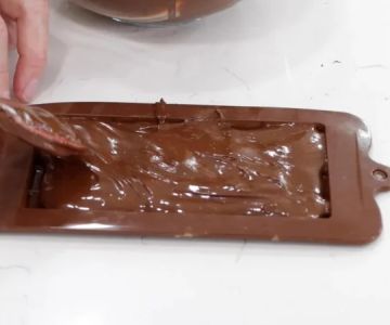 How to Repair Broken Chocolate Bars by Melting and Remolding