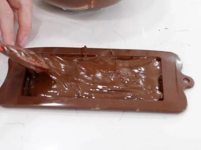 How to Repair Broken Chocolate Bars by Melting and Remolding