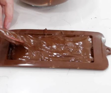 How to Repair Broken Chocolate Bars by Melting and Remolding
